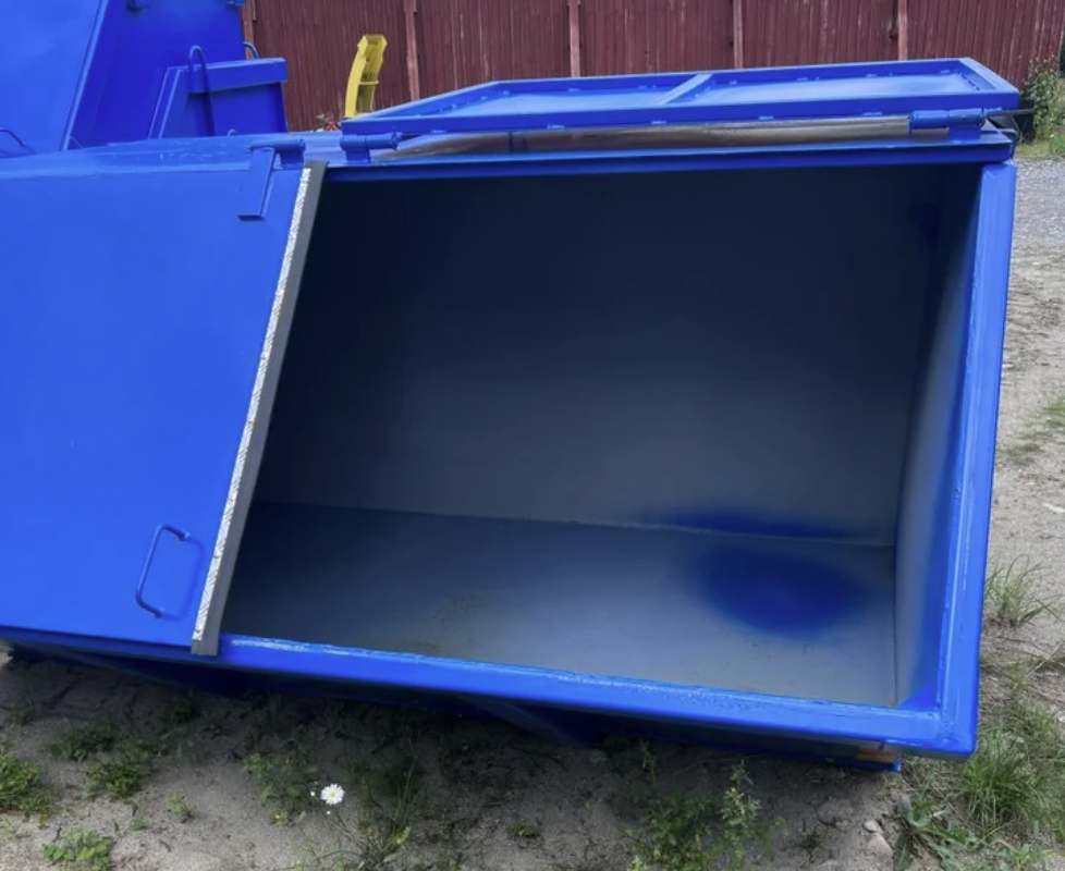 BM-container i sidovy med industriell produktkänsla.